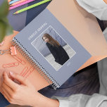 Sauberes Foto Planer<br><div class="desc">Entdecken Sie mit unserem Clean Simple Women Foto Blue Gray Personal Planner Trends und Organisationsformen. Dieser Planer verbindet eine stilvolle blau-graue Farbe mit Platz für persönliche Fotos und bietet eine schicke und praktische Herangehensweise an Ihre wöchentlichen Planungsbedürfnisse.</div>