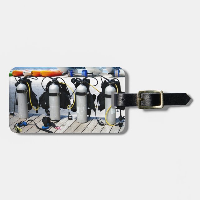 Sauerstoffflaschen für Sporttauchen in den Gepäckanhänger (Vorderseite horizontal)