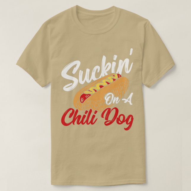 Saugen' auf einem Chili Hund Chili Hot Dog T-Shirt (Design vorne)