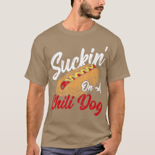 Saugen' auf einem Chili Hund Chili Hot Dog T-Shirt