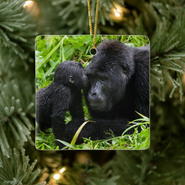 Säugling Gorilla Kisses Silverback Gorilla Keramikornament (Baum)
