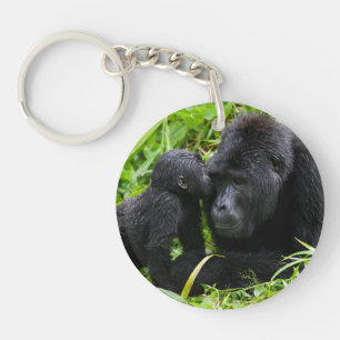 Säuglings-Berggorilla küsst Silberrücken-Gorilla Schlüsselanhänger