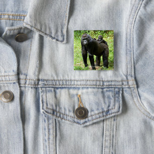 Säuglings-Tiefland-Gorilla auf der Rückseite der Button