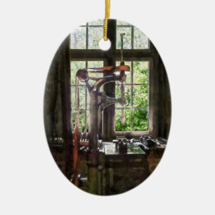 Säulenbohrmaschine am Fenster Keramikornament