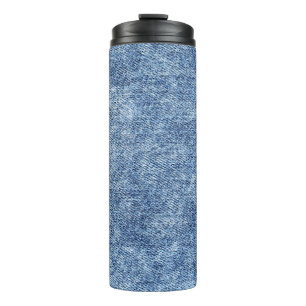 Säuregewaschenes blaues Denim, Nahaufnahme-Textur. Thermosbecher