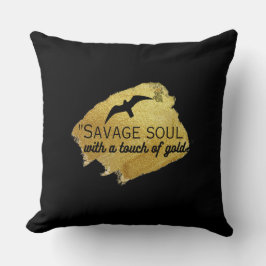 "Savage Soul mit einer Touch Gold." Kissen