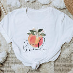 SAVANNAH Peachy Bride Georgia Peaches Bachelorette T-Shirt<br><div class="desc">Dieser Bachelorette in Shirt mit Pachelbachs und einem Schriftart in der Wasserfarbe. Bestellen Sie die weiße 'Pachy Bride' Option für die zukünftige Braut und die koordinierenden 'Bride's peaches' Shirts für Ihre Bachelorette Gruppe.</div>