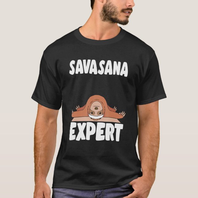 Savasana Expert Sloth Yoga T-Shirt (Vorderseite)