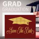Save the Date Abschluss Imitate Gold Grad Ankündigungspostkarte<br><div class="desc">Schicken Sie diese elegante und elegante schwarze und Imitate goldene Abschluss Postkarte an Ihre Familie und Freunde. Abschluss Save the Date Postcard modern und schlicht gestaltet mit einem Graduierungsdeckel. Ändern Sie die rote Farbe in Ihre eigene Schulfarbe.</div>