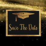 Save the Date Abschluss - Schwarz & Imitate Gold S Ankündigungspostkarte<br><div class="desc">Schicken Sie diese elegante und elegante schwarze und Imitate goldene Abschluss Postkarte an Ihre Familie und Freunde. Abschluss Save the Date Postcard modern und schlicht gestaltet mit einem Graduierungsdeckel.</div>