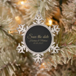 Save the Date Ankündigung von Hochzeitsschreiben Schneeflocken Zinn-Ornament<br><div class="desc">Save the Date,  benutzerdefinierte Skripttext Hochzeit Ankündigung Snowflake Pewter Weihnachtsschmuck. Eleganter Schwarz-Imitat-Gold-Text-Ornament.</div>