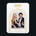 Save the Date Black Gold Stilvolle Art Deco Hochze Magnet<br><div class="desc">Save the Date Black Gold Stilvolle Script Art Deco Wedding Magnet bietet Ihr Lieblings-Foto in einem goldenen Bogen auf einem weißen Hintergrund. Personalisieren Sie Ihren Text,  indem Sie den Text in den dafür vorgesehenen Textfeldern bearbeiten. Entwickelt für Sie von ©Evco Studio www.zazzle.com/store/evcostudio</div>