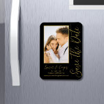 Save the Date Black Gold Stilvolle Moderne Hochzei Magnet<br><div class="desc">Save the Date Black Gold Stilvolle Script Moderne Hochzeitskarten mit schwarzem Hintergrund und eigenem Foto. Personalisieren Sie Ihren Text,  indem Sie den Text in den dafür vorgesehenen Textfeldern bearbeiten. Entwickelt für Sie von ©Evco Studio www.zazzle.com/store/evcostudio</div>