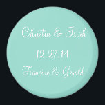 Save the Date Einfache Single-Farbe Magnet<br><div class="desc">Save the Date runde Monogram-Magnete mit Bride's Name, Groom's Name and Wedding Date Personalizable Solid Color Style Option - whimiscal und individualisiert Solid Color Option - Pale Robin Egg Blue Einfache Single Farbe Ergänzung personalisierbare Magnete sind genau das Richtige für den Versand an eingeladene Hochzeitsgäste, da Hochzeiten speichern das Datum...</div>
