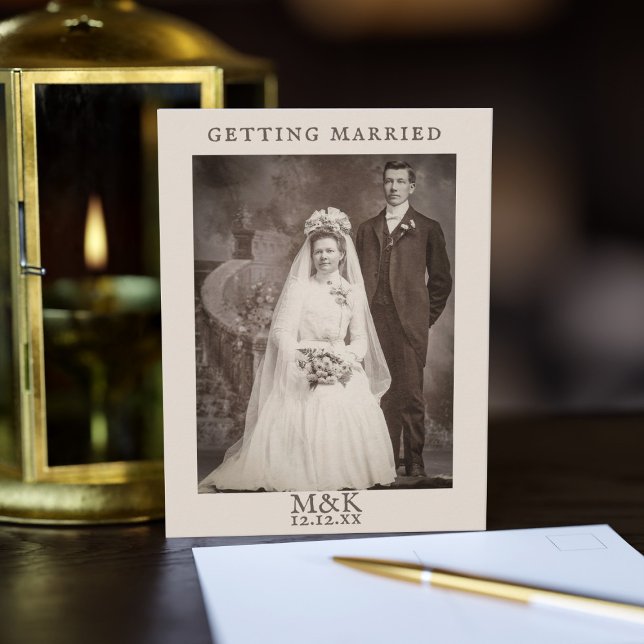 Save the Date Einladung Hochzeitskarte (A Victorian wedding couple invites you to send this postcard with your initials and wedding date. )