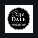 Save the Date elegante Typografie-Minimalschrift Permastempel<br><div class="desc">Eine schlichte und elegante Gestaltung eines Kreises,  in dem die Worte "Save the Date" in einer fließenden und kühlen modernen Schrift mit dem Namen der Brautpaare und dem Datum der Hochzeit oder Veranstaltung darunter erscheinen.</div>