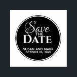 Save the Date elegante Typografie-Minimalschrift Permastempel<br><div class="desc">Eine schlichte und elegante Gestaltung eines Kreises,  in dem die Worte "Save the Date" in einer fließenden und kühlen modernen Schrift mit dem Namen der Brautpaare und dem Datum der Hochzeit oder Veranstaltung darunter erscheinen.</div>