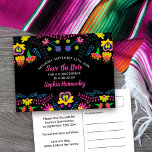 Save the Date farbenfrohe mexikanische Fiesta Flor Ankündigungspostkarte<br><div class="desc">Save the Date Postcard, die Sie zu jedem Anlass anpassen können, um Anzug. Das mexikanische Fiesta Blumendesign hat eine Fülle von bunten Blume auf der Vorderseite mit handgeschriebener gebürsteter Typografie in Rosa auf schwarzem Hintergrund. Die Vorlage ist für Sie Set, um die Postkarte mit Ihrem besonderen Datum, Ihrem Anlass und...</div>