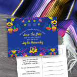 Save the Date farbenfrohe mexikanische Fiesta Roya Ankündigungspostkarte<br><div class="desc">Save the Date Postcard, die Sie zu jedem Anlass anpassen können, um Anzug. Das mexikanische Fiesta Blumendesign hat eine Fülle von bunten Blume auf der Vorderseite mit handgeschriebener gebürsteter Typografie in Gelb auf einem königsblauen Hintergrund. Die Vorlage ist für Sie Set, um die Postkarte mit Ihrem besonderen Datum, Ihrem Anlass...</div>