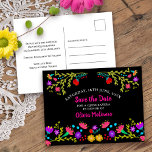 Save the Date floral mexikanische Fiesta Black Ankündigungspostkarte<br><div class="desc">Save the Date Postcard, die Sie zu jedem Anlass anpassen können, um Anzug. Das Blumendesign besticht durch eine Fülle hübscher mexikanischer Fiesta-Blume mit süßer Typografie in Rosa und schwarzem Hintergrund. Die Vorlage ist für Sie Set, um die Postkarte mit Ihrem besonderen Datum, Ihrem Anlass und Ihrem Namen zu personalisieren, sowie...</div>