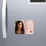 Save the Date Foto Graduierungsparty erröten 2025 Magnet<br><div class="desc">Ein Foto Speichern Sie die Datums-Magnetkarte für einen Graduierungspartner. vorne: Fügen Sie Ihr eigenes Foto in vertikaler Größe des Absolventen hinzu. Eine goldene Rose, die im Hintergrund rot ist und mit goldenen Imitaten dekoriert ist. Personalisieren und fügen Sie einen Namen und ein Datum hinzu. Der Name und der Text: Save...</div>