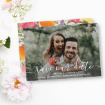 Save the Date Foto Handgemalte Aquarellfarben-Blum<br><div class="desc">Schicken Sie Ihre Hochzeit speichern Sie die Daten stilvoll mit dieser schönen Karte mit Ihrem Foto und einem schönen weißen Drehbuch-Schriftart auf der Vorderseite. Auf der Rückseite finden Sie Ihre Save the Date Details, umgeben von einem handbemalten Aquarellrahmen mit Blume. Moderne und trendige aber elegante und klassische Einrichtung - perfekt...</div>
