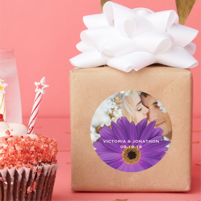 Save the Date Foto Plum Gerber Daisy Wedding Runder Aufkleber (Party)