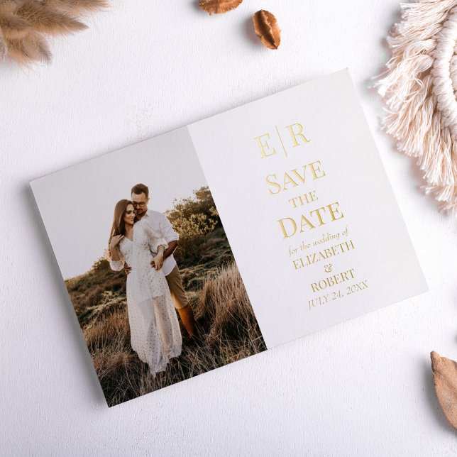 Save the Date für das weiße und goldene Monogramm- Folieneinladung (White and Gold Monogram Photo Save the Date Card on a neutral boho table.
)