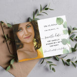 Save the Date Geburtstags-Eukalyptusgrün Foto<br><div class="desc">Ein modernes und elegantes Foto Save the Date. Ein eleganter weißer Hintergrund mit Eukalyptusgrün. Personalisieren und hinzufügen Sie Ihr Foto und Details.</div>