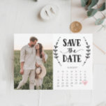 Save the Date Kalenderkarte Rustikales Land<br><div class="desc">Herzlichen Glückwunsch zu Ihrer Verlobung! Mit unserem rustikalen Kalender können Sie Save the Date Ihre große Veranstaltung besuchen! Klicken Sie auf den Button "Personalisieren" - dann auf "Weitere Anpassung anklicken", um mit Ihrem Layout zu beginnen! Bearbeiten Sie einfach den Kalender und verschieben Sie das Herz zu Ihrem Datum! Dieses Produkt...</div>