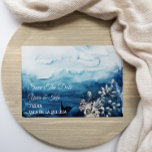 Save the Date Karte für den rustikalen Ozean<br><div class="desc">Diese rustikale Ozean Save the Date Karte ist perfekt für Ihre rustikale Hochzeit am Strand. Dieses Design zeichnet sich durch fett schwarz-weiße Kalligraphie mit einem Meereshintergrund aus, um Ihre Hochzeit in Urlaubsort am Strand oder lässige moderne Hochzeit im Frühjahr, Sommer oder Herbst. Gerne stehen wir Ihnen für Fragen zu diesem...</div>