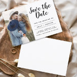 Save the Date Minimalistisches einfaches Foto Flyer<br><div class="desc">Budget Modernes und elegantes Minimalistisches Foto Save the Date Hochzeitskarte. Die Save the Date einladende Einladungskarte beinhaltet eine moderne,  handgeschriebene Schrifttypografie mit einem schicken und schlichten Design,  mit dem Sie Ihre individuelle Verlobung-Fotografie hinzufügen können.</div>