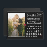 Save the Date Oktober 2024 Kalender Foto Magnet<br><div class="desc">Feiern Sie Ihre Verlobung mit diesen personalisierten Hochzeitskalendern "Save the Date" vom Oktober 2024. Diese eleganten Schwarz-Weiß-Magnete zeigen Ihnen Ihr Foto, die Namen der Braut und des Bräutigams, Ihr Hochzeitstag und einen Kalender für den Monat Oktober 2024, um Ihre Gäste daran zu erinnern. Sie umfassen auch ein kleines bordeauxfarbenes Wasserfarbenherz...</div>