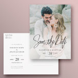 Save the Date Postkarte mit Foto<br><div class="desc">Dieses schlichte, stilvolle moderne Foto Save the Date einer Hochzeitspostkarte bietet eleganten schwarzen Text auf der Vorderseite mit einer schicken "Save the Date" Nachricht über Ihren Namen, Datum und Hochzeitsort. Auf der Rückseite können Sie entscheiden, die Zeilen für die Informationen des Empfängers zu löschen, wenn Sie ein minimalistischeres Aussehen bevorzugen,...</div>