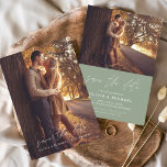 Save the Date Sage Green Wedding Foto Flyer<br><div class="desc">Budget Wedding Sage Green Speichern Sie die Date Cards,  die ein Foto auf der Vorder- und Rückseite haben. Die handgeschriebenen Herbst-,  Herbst-,  Sommer- und Winterfrühlingskarten enthalten eine moderne,  handgeschriebene Schrift-Typografie,  die elegant,  einfach und modern ist,  um sie nach der minimalistischen einfachen Hochzeitstagsfeier zu verwenden.</div>