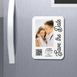 Save the Date Schwarz-weiße moderne Hochzeit Magnet<br><div class="desc">Save the Date Schwarz-weiße Stylish Script Modern Wedding Magnete verfügen über einen weißen Hintergrund mit Ihrem eigenen Foto. Personalisieren Sie Ihren Text,  indem Sie den Text in den bereitgestellten Textfeldern bearbeiten und Ihre Website-URL für Ihren benutzerdefinierten QR-Code hinzufügen. Entwickelt für Sie von ©Evco Studio www.zazzle.com/store/evcostudio</div>