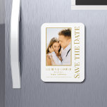 Save the Date White Gold Stilvolle Moderne Hochzei Magnet<br><div class="desc">Save the Date White Gold Stylish Script Modern Wedding Magnet bietet einen weißen Hintergrund mit Ihrem eigenen Foto. Personalisieren Sie Ihren Text,  indem Sie den Text in den dafür vorgesehenen Textfeldern bearbeiten. Entwickelt für Sie von ©Evco Studio www.zazzle.com/store/evcostudio</div>