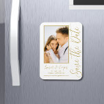 Save the Date White Gold Stilvolle Moderne Hochzei Magnet<br><div class="desc">Save the Date White Gold Stylish Script Moderne Wedding Magnete verfügen über einen weißen Hintergrund mit Ihrem individuellen Foto. Personalisieren Sie Ihren Text,  indem Sie den Text in den dafür vorgesehenen Textfeldern bearbeiten. Entwickelt für Sie von ©Evco Studio www.zazzle.com/store/evcostudio</div>