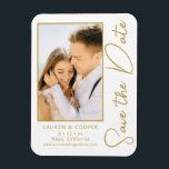 Save the Date White Gold Stilvolle Moderne Hochzei Magnet<br><div class="desc">Save the Date White Gold Stylish Script Modern Wedding Cards verfügen über einen weißen Hintergrund mit Ihrem eigenen Foto. Personalisieren Sie Ihren Text,  indem Sie den Text in den dafür vorgesehenen Textfeldern bearbeiten. Entwickelt für Sie von ©Evco Studio www.zazzle.com/store/evcostudio</div>