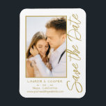 Save the Date White Gold Stilvolle Moderne Hochzei Magnet<br><div class="desc">Save the Date White Gold Stylish Script Moderne Wedding Magnete verfügen über einen weißen Hintergrund mit Ihrem individuellen Foto. Personalisieren Sie Ihren Text,  indem Sie den Text in den dafür vorgesehenen Textfeldern bearbeiten. Entwickelt für Sie von ©Evco Studio www.zazzle.com/store/evcostudio</div>