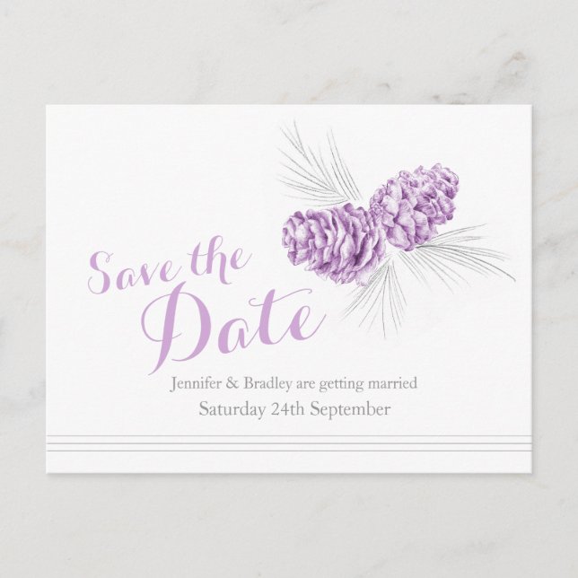 Save the Date Winterpinienbäume lila Hochzeit Ankündigungspostkarte (Vorderseite)