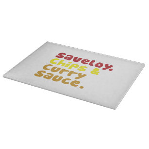 Saveloy, Chips & Curry Sauce. Schneidebrett