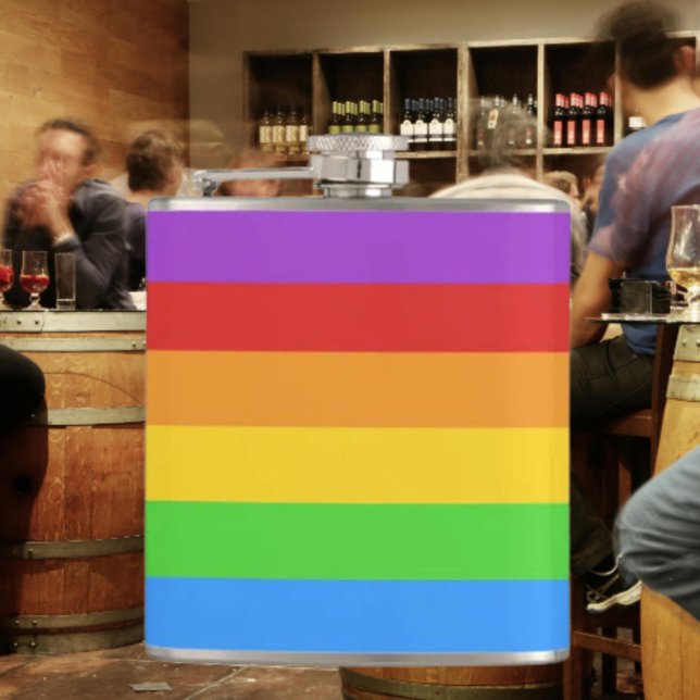 Savor mit Stolz: Regenbogenflagge Flachmann (Von Creator hochgeladen)
