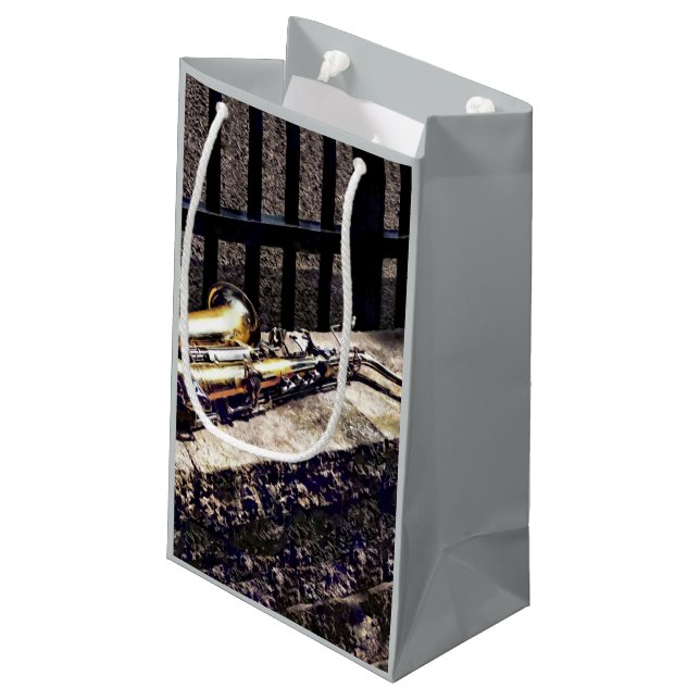 Saxophon an der Mauer Kleine Geschenktüte (Rückseite Schrägansicht)