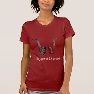 Saxophon im dunklen T-Shirt