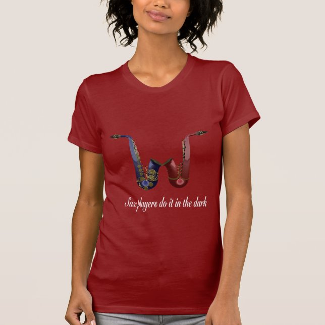 Saxophon im dunklen T-Shirt (Vorderseite)