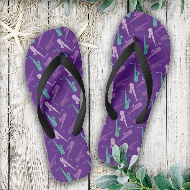 Saxophon Player Musikinstrumentenmuster Flip Flops (Purple saxophone Flip Flops designed by Horn and Castle.)