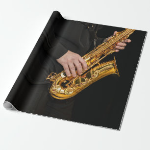 Saxophone Player gibt sächsischen Jazzspieler aus Geschenkpapier