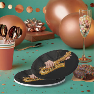 Saxophone Player gibt sächsischen Jazzspieler aus Pappteller