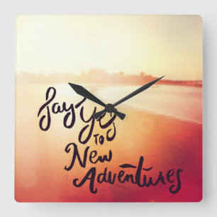 Say Yes To New Adventures Quadratische Wanduhr